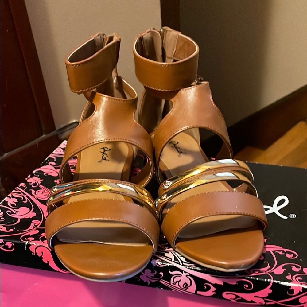 USED: Qupid Women's Brown Strappy Sandals